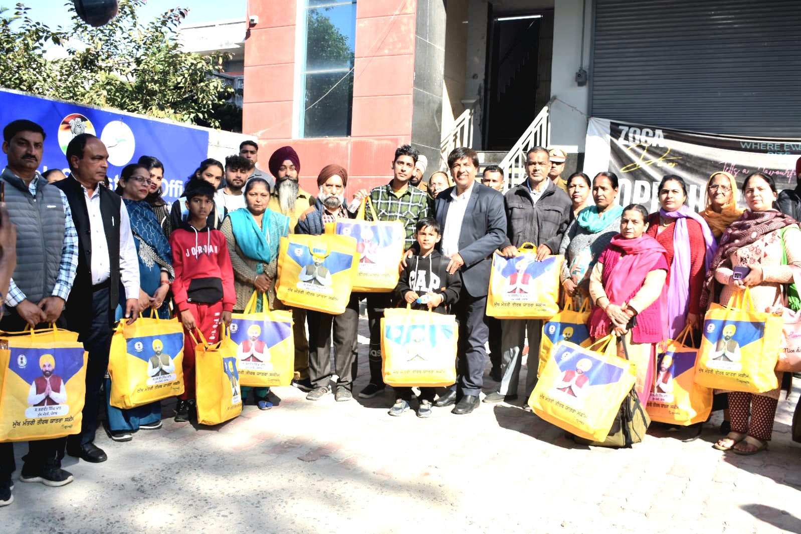 Cabinet Minister Jimpa flagged off the bus from Hoshiarpur under the 'Chief Minister's Pilgrimage Scheme'